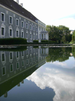 Renovierte Fassade spiegelt sich im Teich
